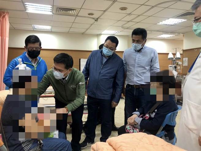 （交通部长林佳龙16日探视苏花公路车祸伤者的情况。图／交通部提供）