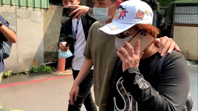 新店復兴里长刘洪珠上午现身。（王扬杰摄）