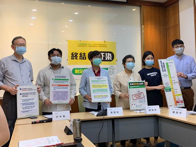 民团今与跨党派立委呼吁环保署制订炭定价，并徵收碳税及炭费，以减少炭排放量。（林缙明摄）