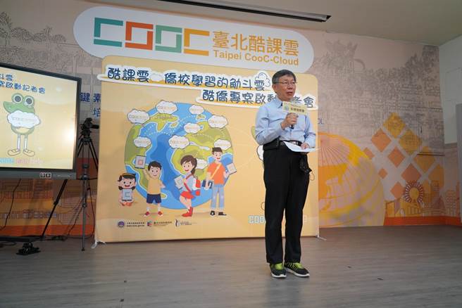 柯文哲出席活动被问到高嘉瑜推荐王世坚出战2022台北市长表示，「很好啊！」（北市教育局提供／游念育台北传真）