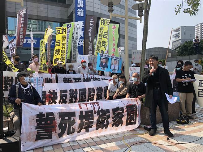 来自各县市反对土地徵收的台湾土地正义行动联盟成员，今天上午到国民党中央党部抗议，其中以石岗反徵收联合自救会、反乌日区前竹区段徵收自救会等台中市民居多。（赵婉淳摄）