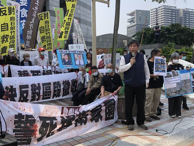 来自各县市反对土地徵收的台湾土地正义行动联盟成员，今天上午到国民党中央党部抗议，其中以石岗反徵收联合自救会、反乌日区前竹区段徵收自救会等台中市民居多。（赵婉淳摄）