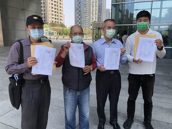 台中市肉品市场业者今天到台中市议会表达诉求及旁听。（陈世宗摄）