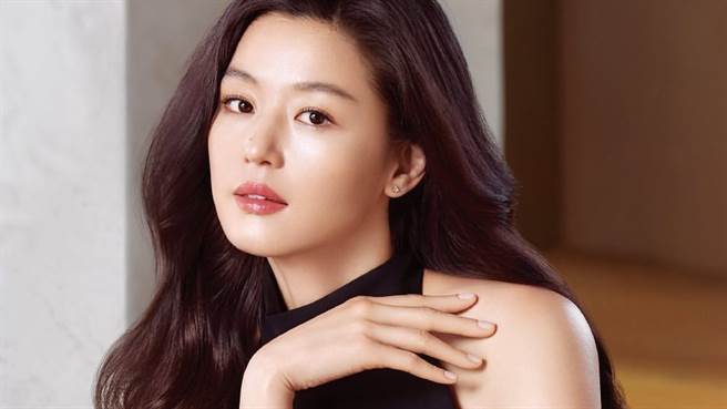 全智賢近日為保養品牌拍攝廣告，火辣穿搭吸引目光。（圖／IG@sum37_official）