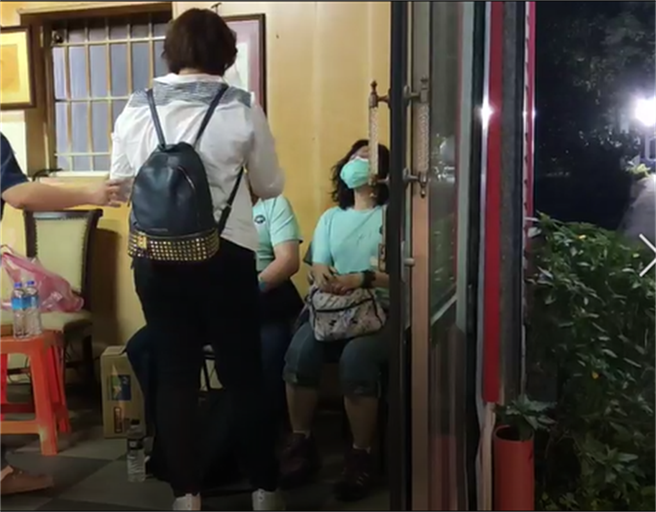 无法接受女儿离世的噩耗，母亲一度崩溃瘫软在座位上。（翻摄画面）
