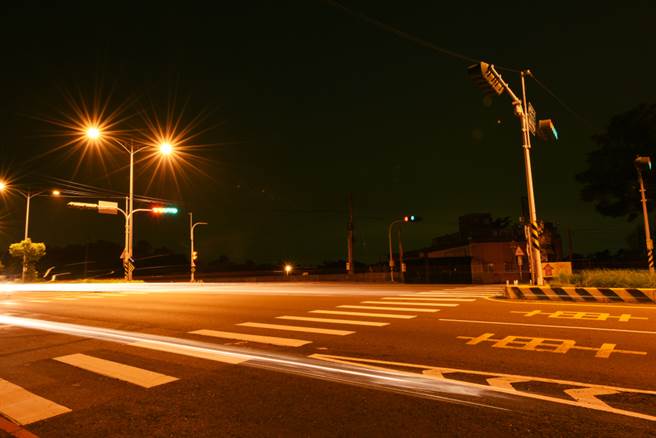 短裤妹骑车遭警察尾随到家，让她感觉很可怕，像是被变态狂跟踪一样。（示意图／Shutterstock）