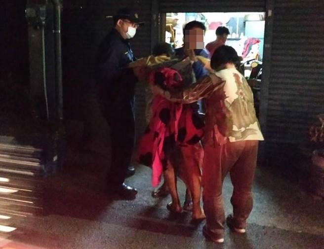 新平派出所员警抽丝剥茧下，最后拼凑出黄姓老翁儿子住处，顺利护送老翁返家。（台中市太平警分局提供／冯惠宜台中传真）