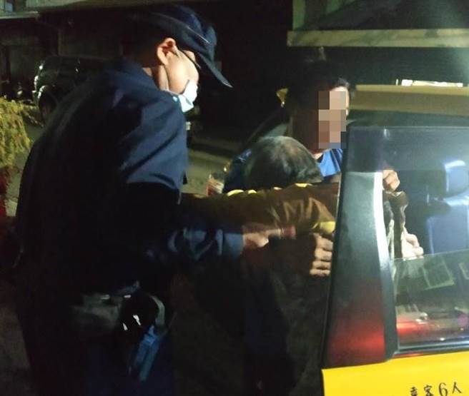 新平派出所员警抽丝剥茧下，最后拼凑出黄姓老翁儿子住处，顺利护送老翁返家。（台中市太平警分局提供／冯惠宜台中传真）