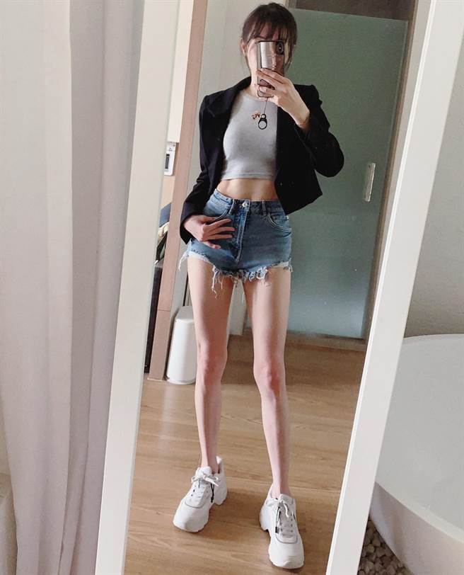 謝金燕曬自拍，結實腹肌、一雙長腿全曝光。（圖／取材自JeannieHsieh謝金燕___bbb臉書）