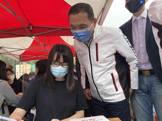 淡江大学17日上午于淡江大学内举办淡江就业博览会活动(戴上容摄)