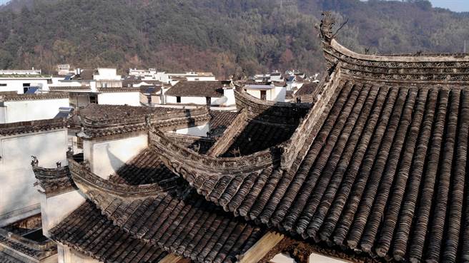 前大陆国家主席胡锦涛宗祠遭破坏。图为无人机拍摄的龙川村胡氏宗祠一角。（新华社资料照）