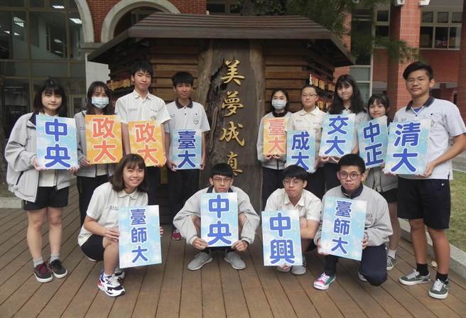南崁高中今年繁星计画共计有89人上榜，其中国立大学40人。（姜霏翻摄）