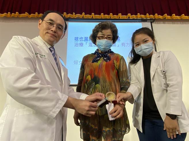 中国医药大学附设医院泌尿部妇女泌尿科主任邹颉龙（左）向林姓妇人（中）解释，透过微创「尿道中段吊带手术」治疗应力性尿失禁，以及採「肉毒杆菌素膀胱内注射」改善急迫性尿失禁，採二合一手术治疗混合型尿失禁。（冯惠宜摄）