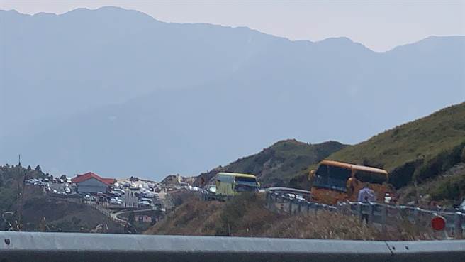 合歡山上山道路今（17）出現嚴重塞車車潮，起因竟是1輛遊覽車拋錨卡在路中間，導致雙向車道皆無法通行。（圖／民眾提供）