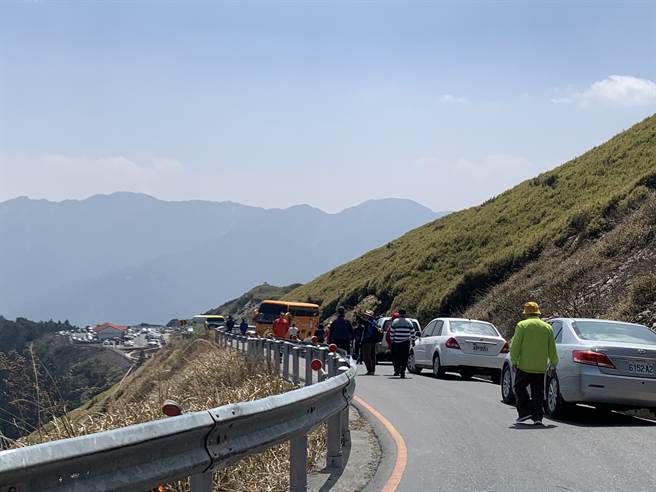 合歡山上山道路今（17）出現嚴重塞車車潮，起因竟是1輛遊覽車拋錨卡在路中間，導致雙向車道皆無法通行。（圖／民眾提供）