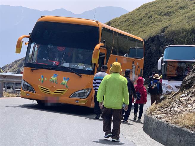 合歡山上山道路今（17）出現嚴重塞車車潮，起因竟是1輛遊覽車拋錨卡在路中間，導致雙向車道皆無法通行。（圖／民眾提供）