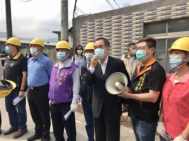 基隆市议长蔡旺琏（右三）联合，百福、实践、堵北、六堵里办公处到荒川化工公司陈情。（陈彩玲摄）