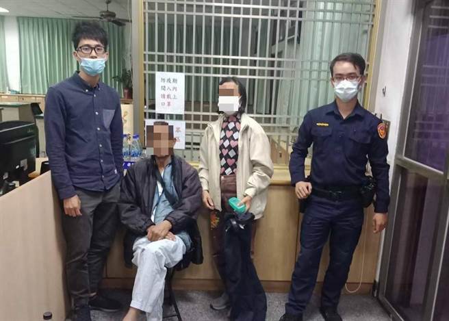 台南市安定区1名68岁老翁（左二）昨晚在新吉工业区内迷路，幸好热心农民警方报案帮他找到家人。（台南市善化警分局提供／刘秀芬台南传真）