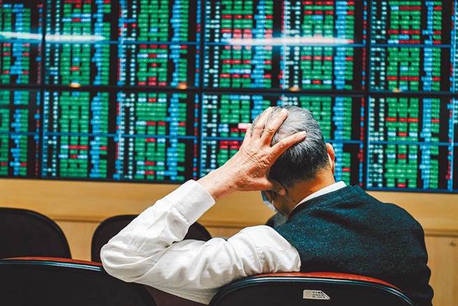 台积电17日贴息，加上台指期压低结算，台股震盪走低。(图／本报系资料照片)