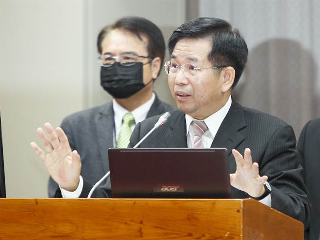 现在教育实习师资生，半年实习没有任何津贴，生活遇到困难，民进党立委张廖万坚17日在立院委员会中，要求给教育实习师资生每月8000元津贴，教育部长潘文忠（右）表示，原则同意给他们实习津贴，但每月要给多少钱，3月底公布。（张铠乙摄）