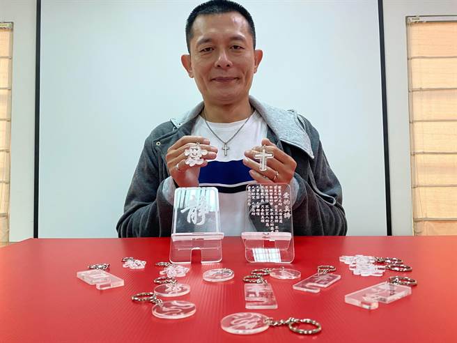 周安迪职训学成后，开工作室卖文创商品，不仅学到一技之长，也能自立更生。（刘秀芬摄）