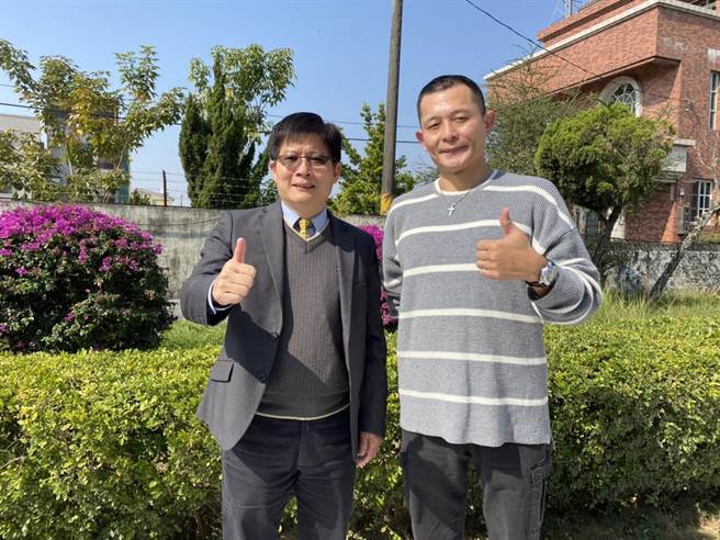 更生人周安迪（右）痛改前非迈向新人生，分署长刘邦栋给予肯定。（刘秀芬摄）