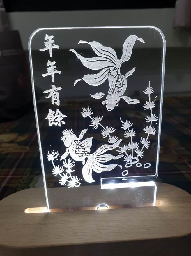 周安迪雷射雕刻文创作品。（刘秀芬摄）