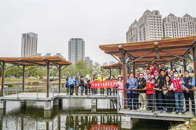 新竹县议会17日进行地方建设考察，由议长张镇荣带队考察东兴圳景观一期开放式的水域公园。（罗浚滨摄）