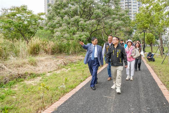 新竹县议会17日考察东兴圳景观一期工程，县长杨文科（左）向议长张镇荣（右）说明二期工程将在6月完工。（罗浚滨摄）