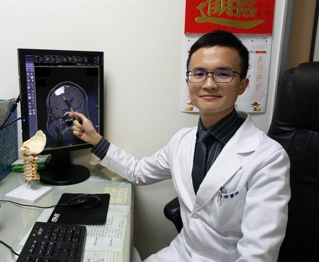 大千綜合醫院神經外科醫師曾威傑表示，雖然腦瘤發生機率不高，但會影響腦部功能，仍須留意。（大千醫院提供／何冠嫻苗栗傳真）