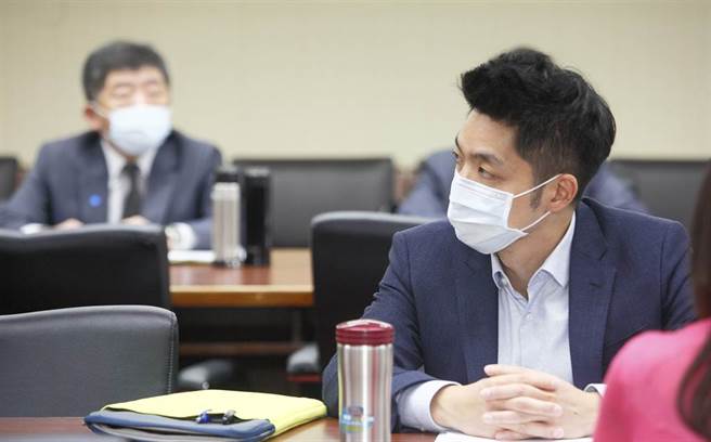 民進黨立委高嘉瑜日前向蔡英文總統建議，提名台北市議員王世堅角逐台北市長，由於王是228事件受難家屬，若角逐北市將與國民黨熱門候選人蔣萬安（前排右）的背景有所衝突，對此蔣表示，他和王彼此認識，王在地方的經營很紮實，服務也認真，對於民進黨的選舉規劃不便多做評論。（張鎧乙攝）