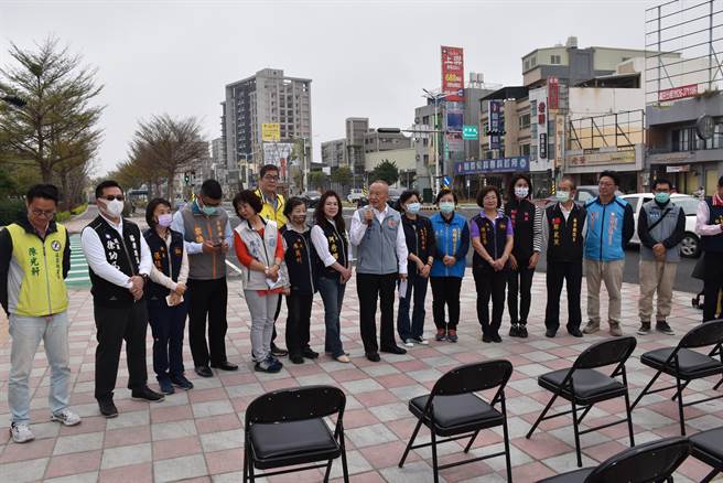 苗栗县长徐耀昌等17日上午视察即将完工的头份市中央路林荫大道工程。（谢明俊摄）