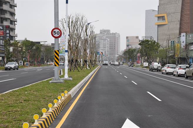 头份市中央路打造成林荫大道工程即将完工。（谢明俊摄）