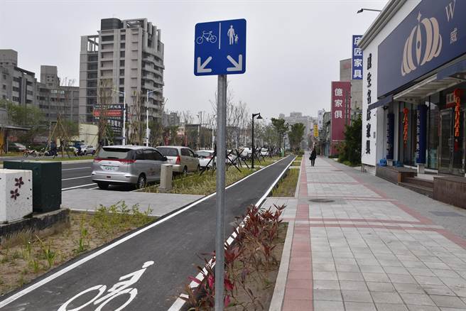 中央路增设自行车专用道与人行道分流。（谢明俊摄）