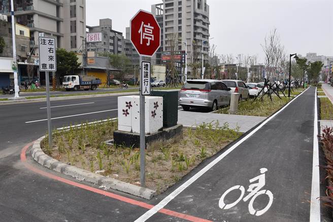 中央路改造工程以行人安全为最重要设计依据。（谢明俊摄）