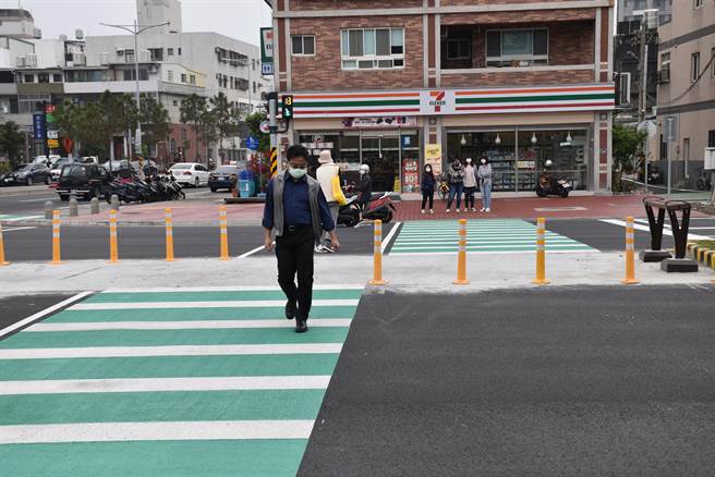 中央路改造工程在分隔岛设置行人停等区，让行人可以从容安全的通过路口。（谢明俊摄）