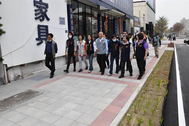 徐耀昌与民代们实际体验行走新的人行道。（谢明俊摄）