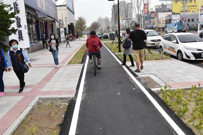 中央路新设自行车专用道让自行车骑士很满意。（谢明俊摄）