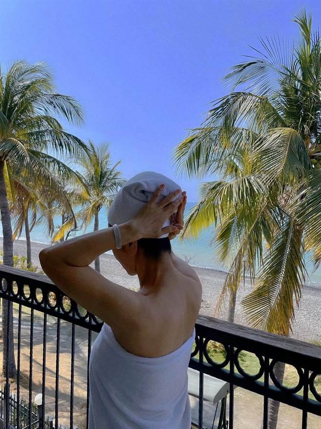 陈美凤上身只围浴巾就入镜，画面超养眼。（图／取材自陈美凤 MeiFen脸书）