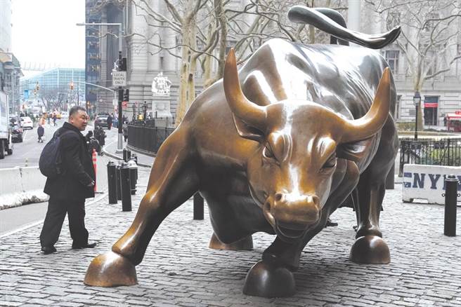 美国股市创下新高，原因是人们预期财政刺激和疫苗接种取得进展的迹象将刺激更广泛的经济反弹。图／路透