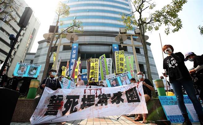 台湾土地正义行动联盟17日邀集受害民眾前往国民党中央党部前，抗议国民党执政时期放任地方府与财团勾结对台中市乌日区前竹区段徵收一案，在环评、都市计画、土地徵收皆多有弊端，且已由监察院纠正。居民亦正就环评、都市计画、土地徵收进行司法救济中，台中市政府却仍执意限期要求居民在月底搬迁。要求台中市长卢秀燕立即停止本案迫迁，撤除本区段徵收计画，否则将进一步对外公开其中黑幕。（郑任南摄）