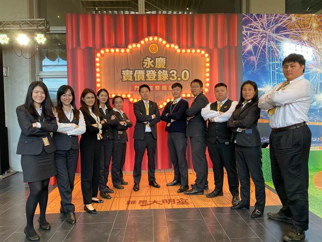 透过永庆讲求团队合作的工作模式，以及优于同业的实价登录3.0服务，让碧莲（右二）媒合成交无往不利，所有店内同事一起创造高薪机会！(图/永庆房屋提供)