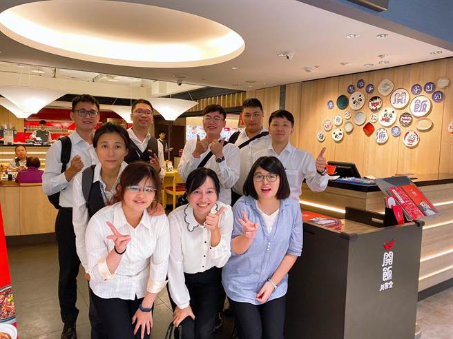 认真工作也开心生活，店内时常举办活动让员工放松交流，碧莲（中排）与店内同仁一起聚餐，让同事更像朋友！(图/永庆房屋提供)