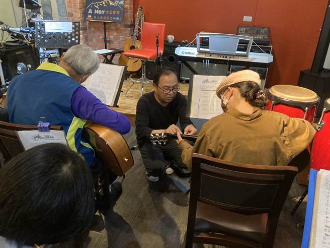 「A May哈客会馆」今年1月起开办为期3个月的吉他班课程，广获学员好评。（花莲县府客家事务处提供／罗亦晽花莲传真）