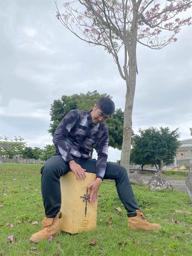 「A May哈客会馆」今年1月起开办为期3个月的吉他班课程，广获学员好评，预计下月要再增开木箱鼓班课程。（花莲县府客家事务处提供／罗亦晽花莲传真）