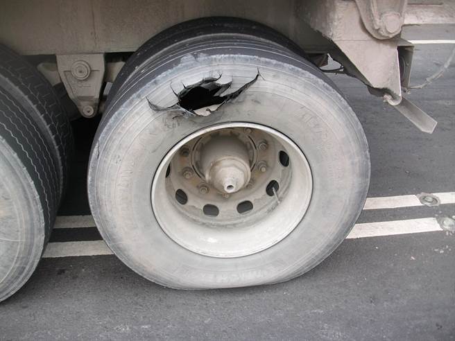 65岁林姓男子驾驶砂石车行经台17线与台1线路口停等红灯时，左后轮突然爆胎，「震波」瞬间造成同向内车道小客车右侧玻璃碎裂。(翻摄画面／谢佳潾屏东传真)