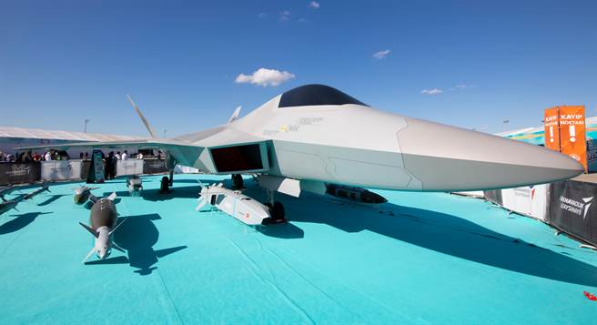 土耳其航空航天工业（TAI）2019年9月在伊斯坦堡展示了TF-X隐形战机全尺寸模型和炸弹。（达志影像/Shutterstock）