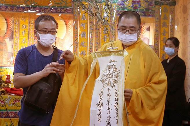 苏花公路游览车车祸造成重大死伤，死者家属17日在法师引领下做法事。（范扬光摄）