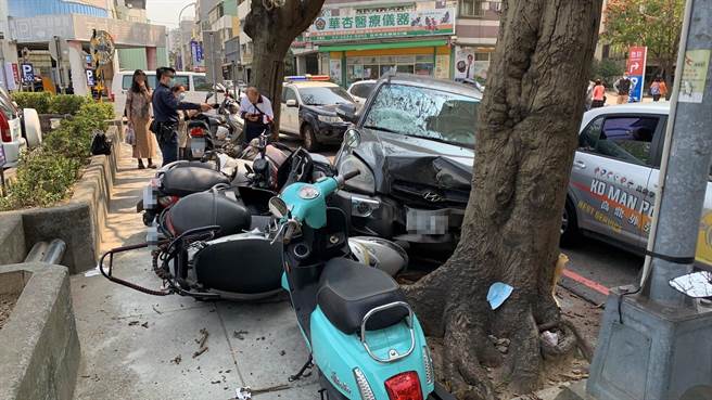 连撞1车8机车，76岁邱姓老翁下车见状后，吓出一身冷汗。（读者提供／张妍溱台中传真）