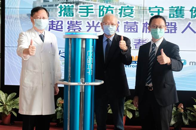 新竹台大分院院长余忠仁（左至右）代表接受鼎眾公司董事长江春松和群联电子董事长潘健成捐赠的「超紫光灭菌机器人」。（罗浚滨摄）